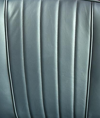 Grijze panelen met verticale stiknaden, maatwerk autobekleding stoffeerderij