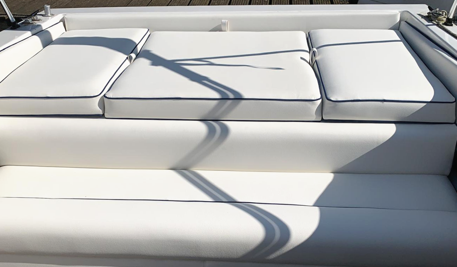 Witte bootkussens met maritieme meubelstoffering stoffeerderij