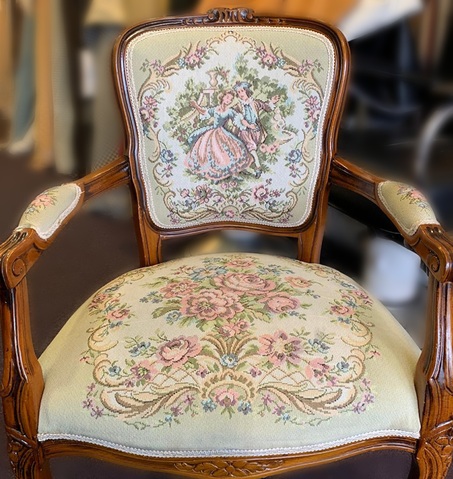 Klassieke stoel met bloemstof, traditionele meubelstoffering stoffeerderij