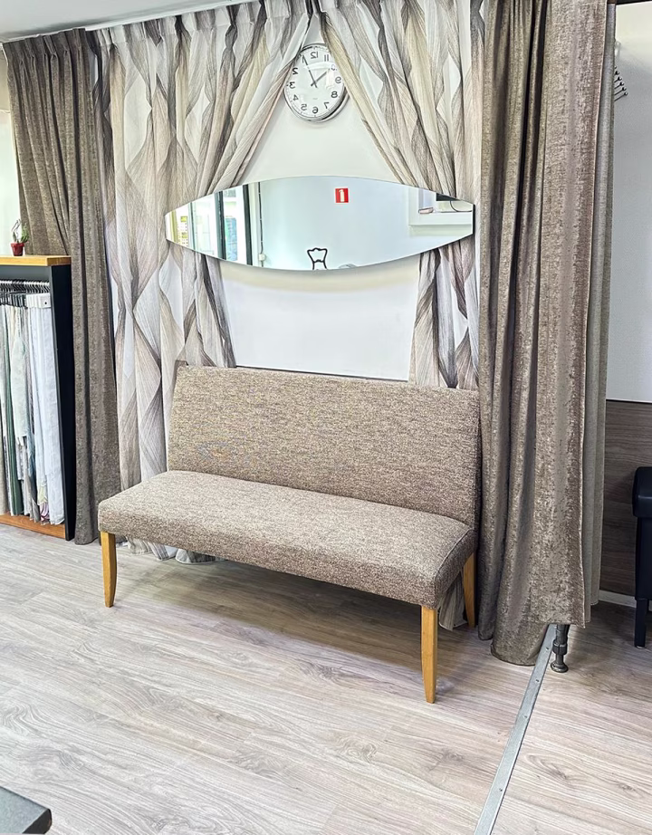 Stoffen wachtbank met maatwerk meubelstoffering in stoffeerderij showroom