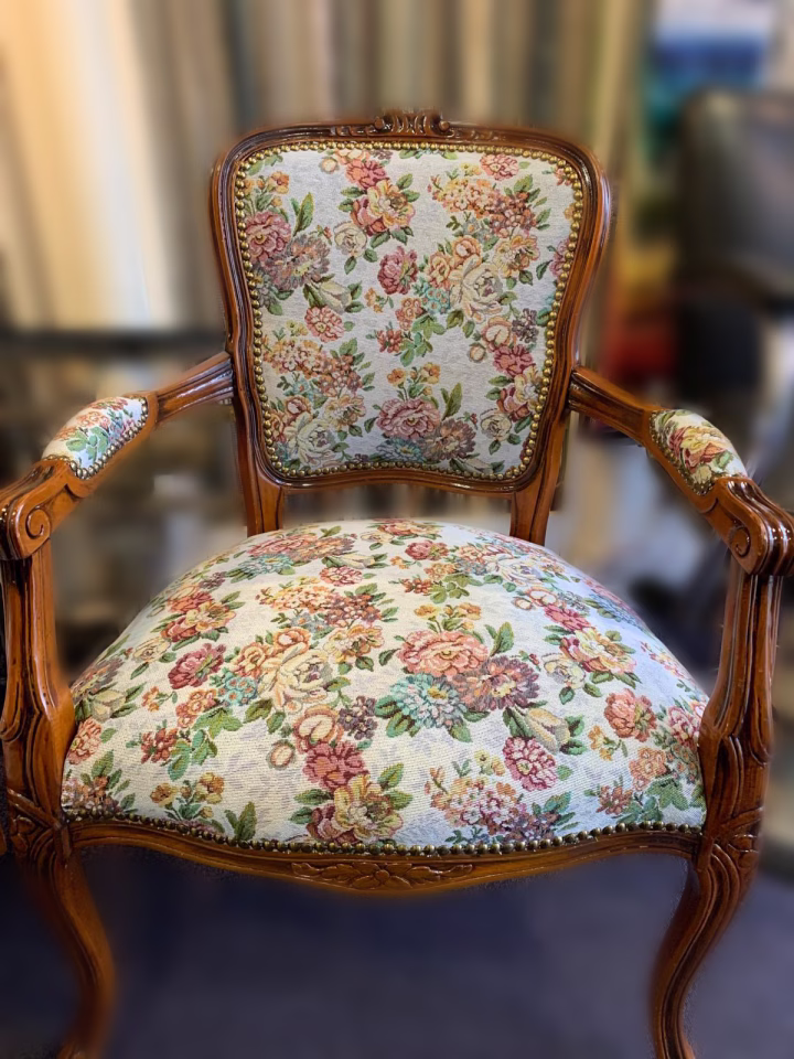 Vintage houten stoel met bloemstof, klassieke meubelstoffering stoffeerderij