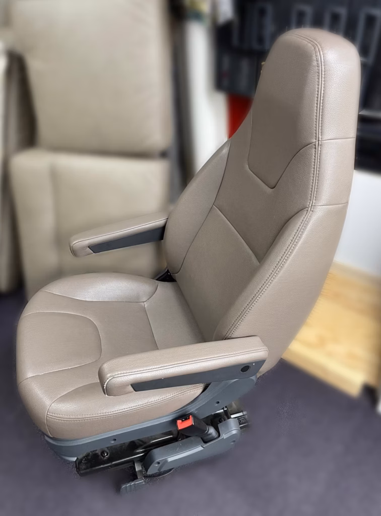 Beige leren autostoel met maatwerk autobekleding stoffeerderij